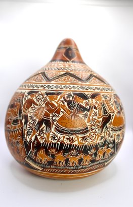 SMALL VINTAGE PERUVIAN HAND CARVED & HAND PAINTED GOURD - AMAZING HAND CARVED DESIGN! - ITEM#68 RM1