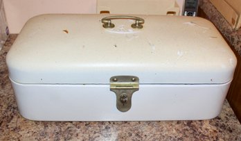 VINTAGE - BREAD BOX ENAMELWARE- W/CLASP AND HANDLE-WHITE - GOOD CONDITION- ITEM#125 KITC