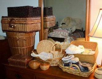 WICKER LOT - MIXED BASKETS - NYLON WASH BAGS - KITCHEN TOWELS - MITTENS - TINS - ITEM#128 RM4