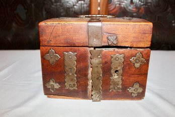 ANTIQUE WOODEN TRINKET BOX - CLOTH LINING - VERY UNIQUE STYLE - WITH KEYS - ITEM#160 LVRM