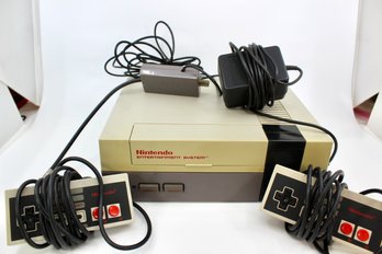 VINTAGE NINTENDO ENTERTAINMENT SYSTEM - 2 CONTROLLERS - ACCESSORIES - 1985 VIDEO GAME - ITEM#255 RM1