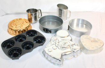 MIXED BAKING LOT - BAKING FORMS - FLOUR SIFTERS - CUPCAKE PAN - ITEM#538 RM2