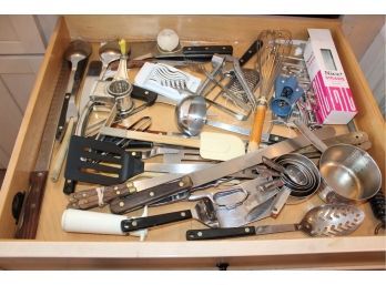 Kitchen Utensil Drawer Lot- Spatula, Knives, Measuring Cups AND MORE!! Good Condition - Item# 43