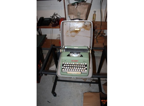 Royal Quiet De Luxe Typewriter - WORKS!! - Item #108