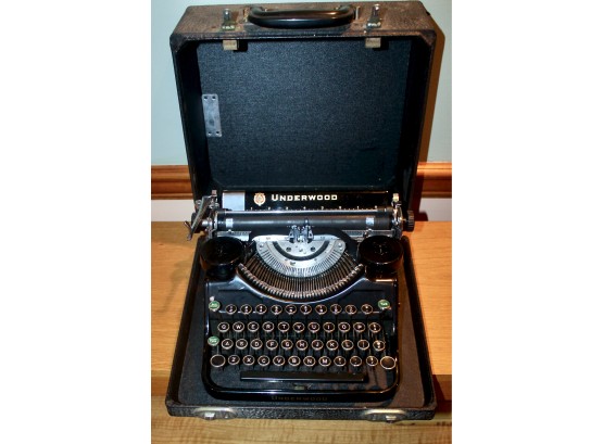 UNDERWOOD Champion Typewriter W/ Original Case & Key - WORKS - EXCELLENT CONDITION!! Item#75 BSMT
