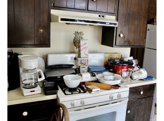 KEURIG Coffee Machine, Crock Pot, Baking Wear, Mixers & MORE - Kitchen Essentials MIXED LOT!! Item#106 KIT