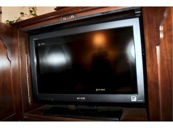 SONY Bravia TV Model KDL-26L5000 - POWERS ON!! Item #211 LR