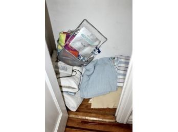 Pillows & Blankets In Assorted Sizes - MIXED LOT!! Item #146 BR2