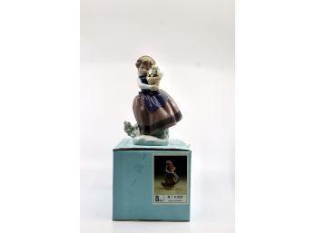 LLADRO No. 7636 'Spring Is Here' - Girl Holding Flowers - NO CRACKS - RETIRED - BOX INCLUDED!! Item #298 LR