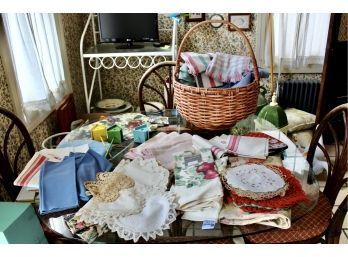 Table Linens, Kitchen Towels & MORE - MIXED LOT!! Item#111 KIT