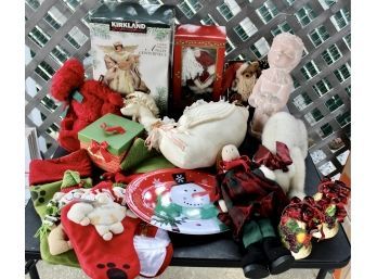 MIXED CHRISTMAS LOT - Angel Centerpiece, Xmas Gift Bags, Bears, XMAS Stockings & MORE!! Item#43 GAR