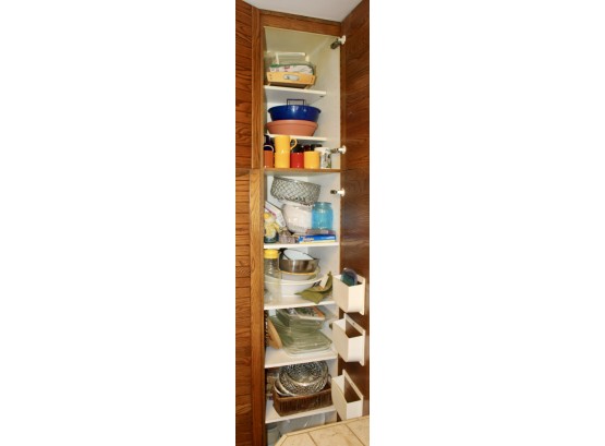 MIXED KITCHEN CABINET LOT - Pyrex, Cups, Trays, Bowls, Baskets, Paper Plates & MORE!! Item#93 KITCH