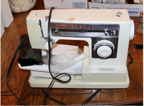 VINTAGE SINGER 6136 Free Arm Zig Zag Sewing Machine - WORKS! Item#158 LVRM