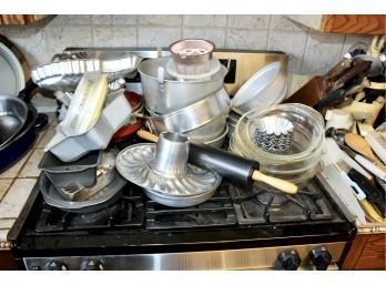 MIXED KITCHEN LOT - Cookware, Baking Pans, Pyrex, Pie Tins & MORE!! Item#86 KITCH