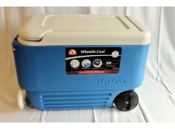 IGLOO Wheelie Ultratherm Insulation Cooler - Molded Carry Handles - Tough Wheels - LIKE NEW! Item#100 RM2