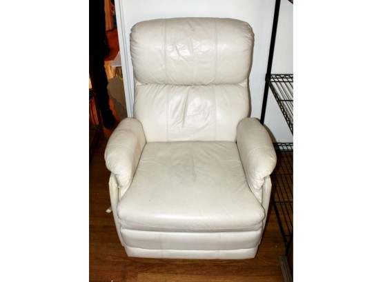 ACTION MANUFACTURING WHITE LEATHER RECLINER - COMFORT - STYLISH!! Item#85 LVRM