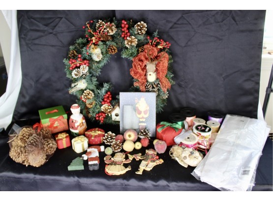 MIXED CHRISTMAS LOT - HANDMADE WREATH - TISSUE PAPER - PINECONES - RIBBONS & MORE!! Item#83 RM1