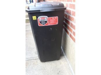 ROUGHNECK 45-GALLON TRASH CAN W/LID - BRAND NEW CONDITION - ITEM#58 OUT