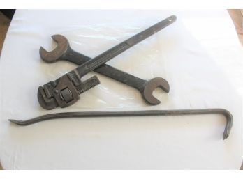 19' METAL WRENCH (2' & 1 3/4' NUTS) - CROW BAR - 22' METAL PIPE WRENCH - ITEM#103