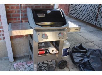 EXTRA CLEAN WEBBER SPRIT 2 GAS BBQ W/ TRAYS, COVER, AND WOOD CHIPS ITEM#20 GAR
