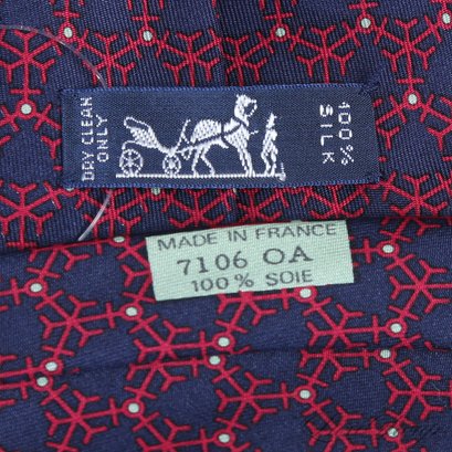 #3 NEAR MINT AND FANTASTIC HERMES MADE IN FRANCE NAVY BLUE AND RED CRYSTALIZED GEOMETRIC SILK MENS TIE