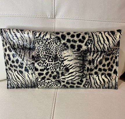 NEW WITHOUT TAGS PATENT BLACK AND WHITE PATENT LEOPARD PRINT LARGE CLUTCH