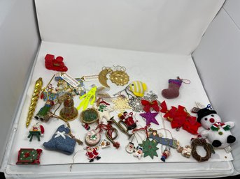 VINTAGE AND QUALITY MASSIVE LOT OF CHRISTMAS TRINKETS & ORNAMENTS