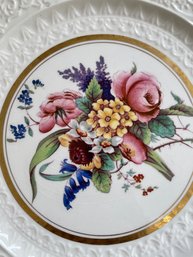 INCREDIBLE MINT VINTAGE WEDGEWOOD MADE IN ENGLAND LOT OF 8 FEATHER EMBOSSED GOLD FOIL FLORAL DINNER PLATES