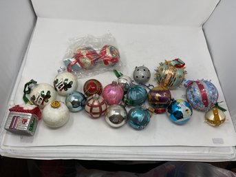 LARGE AND HIGH QUALITY VINTAGE 1970S LOT OF HIGH END & ART DECO CHRISTMAS ORNAMENTS INCLUDING TALBOTS