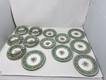 RARE 1950S WEDGEWOOD MADE IN ENGLAND GREEN BAROQUE & FLORAL CHINA SET OF 5 TEACUPS, 8 SAUCERS, & 5 PLATES