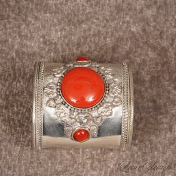 A BEAUTIFUL HAMMERED SILVER METAL AND CORAL COLORED STONE GAUNTLET CUFF BRACELET