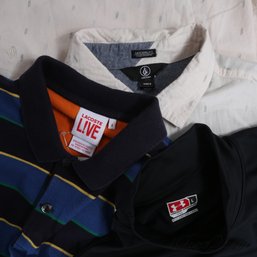 LOT OF 3 MENS LACOSTE, VOLCOM, AND UNDERARMOUR SUMMER SHIRTS INCLUDING SOLID BLACK PERFORMANCE  POLOS M/4/L
