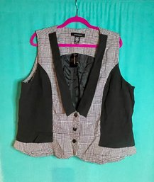NEW WITH TAGS BLACK AND WHITE SLEEVELESS HOUNDSTOOTH 3 UTTON VEST SIZE 22/24