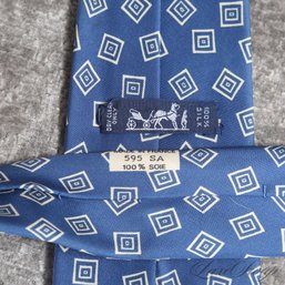 $200 PLUS MENS HERMES PARIS MADE IN FRANCE OCEAN BLUE SILK TIE WITH TUMBLING GEOMETRIC CUBES