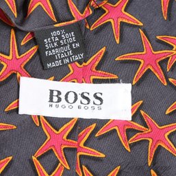 SUMMER PERFECT! MENS HUGO BOSS FOULARD SILK TIE WITH LARGE CORAL RED STARFISH MOTIF