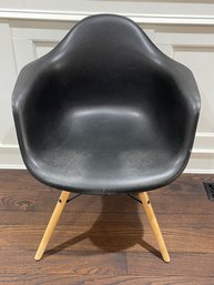 THE ONE EVERYONE WANTS!  HIGH IMPACT DOREL HOME PRODUCTS LIGHTWEIGHT EAMES STYLE CHAIR