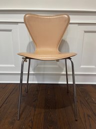 AN INCREDIBLE VINTAGE MCM PUTTY ARNE JACOBSEN / FRITZ HANSEN SERIES 7 STYLE CHAIR WITH METAL LEGS