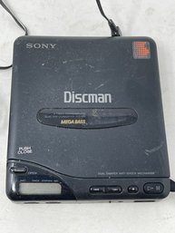 1990S CLASSIC! HIGHLY COLLECTIBLE VINTAGE SONY DISCMAN D-66 WITH CHARGER
