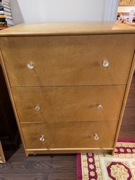 A HIGH QUALITY PALE BLONDE WOODEN CHEST OF THREE DRAWERS / FILING CABINET WITH CRYSTAL PULLS