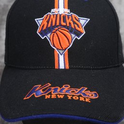 NEAR MINT NEO VINTAGE NEW YORK KNICKS BLACK CENTER STRIPE BASKETBALL BASEBALL HAT OSF