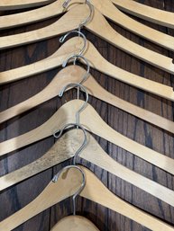 LOT OF APPROX. 23 HIGH QUALITY CHILDRENS HENRY HANGER, NASHUA NH WOOD SILVER HOOK DOVETAILED CLOTHING HANGERS