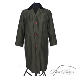 A FANTASTIC VINTAGE WOMENS FOREST GREEN COAT WITH BLACK CHESTERFIELD COLLAR AND ZIPOUT LINER FITS ABOUT S