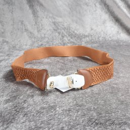 VERY COOL! NEAR MINT VINTAGE 1960S TOBACCO BROWN STRAW EFFECT STRETCHY WAIST BELT W/GOLD BUCKLE M