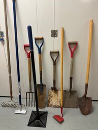 THESE HOES AINT LOYAL! LOT 0F 9 ASSORTED LARGE SIZE SHOVELS, HOES AND OTHER STICK TOOLS