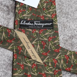 A BEAUTIFUL SALVATORE FERRAGAMO MADE IN ITALY OLIVE GREEN DOWNHILL SKI SKIER PRINT MENS SILK TIE