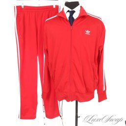 WHERES THE LAGER LOUTS! NEAR MINT MENS ADIDAS RED / WHITE SIGNATURE STRIPED 2 PIECE TRACK SUIT XL / M