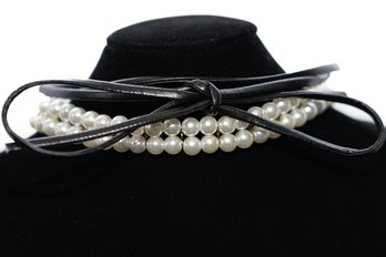Pleather Bow And Plastic Pearl Choker Set