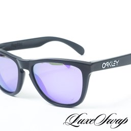 LIKE NEW AND ICONIC OAKLEY FROGSKINS BLACK MATTE MIRROR LENS SUNGLASSES