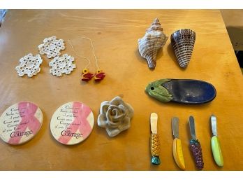 COTTAGE CORE CLASSICS!! LARGE LOT OF EGGPLANT DISH, FRUIT HANDLED KNIVES, KNIT & MOTTO COASTERS, & DECOR SHELL