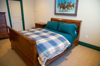 Stained Hard Wood Queen Size Sleigh Bed